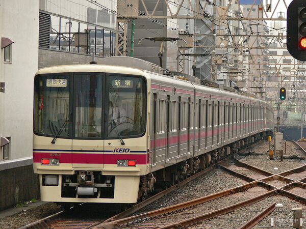 2006-08-30 笹塚駅を通過し新宿へ向かう8709F（8759側）通勤快速新宿行き