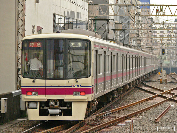 2006-08-30 笹塚駅を通過し新宿へ向かう8712F（8762側）特急新宿行き