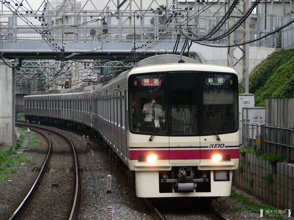 2006-08-30 仙川駅を通過する8810F（8810側）特急新宿行き