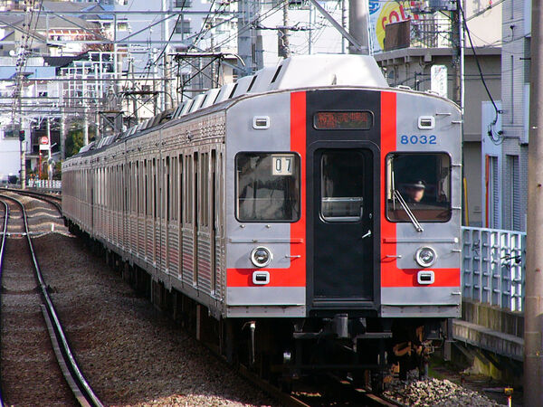 2004-12-23 特急運用で東横線白楽駅を通過する8031F（8032側）