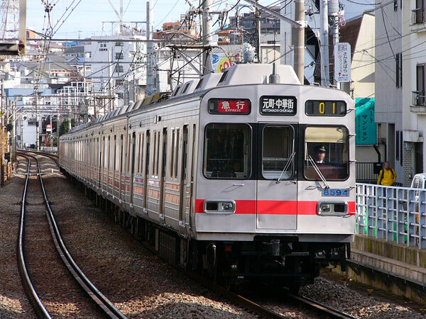 2004-12-23 東横線白楽駅を通過する8694F急行（8594側）